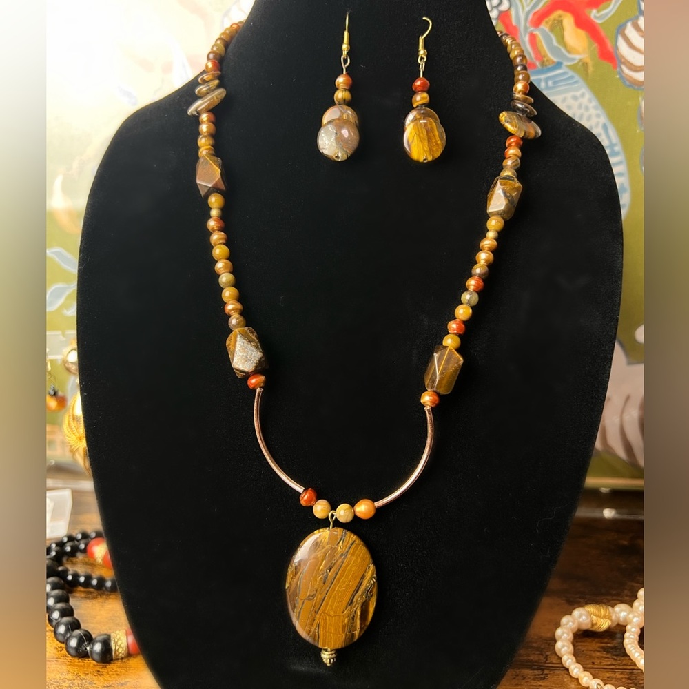 Natural tiger’s eye necklace and earrings set